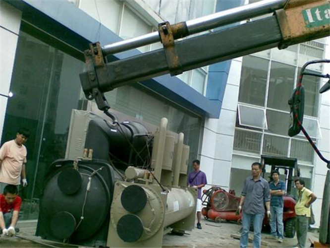 蓬莱市随车吊和汽车吊的核心区别是什么？哪种更省钱？